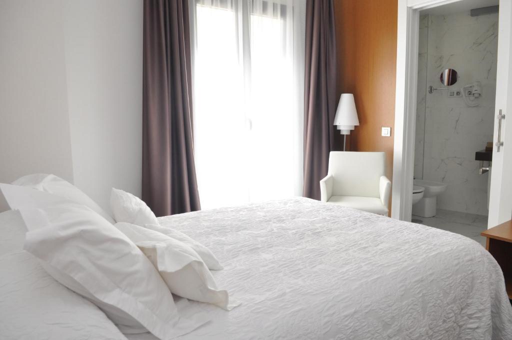Toral Hotel Leon Room photo